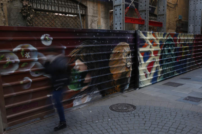 Imagen de las vallas de la obra del edificio San Marcelo con los grafitis del concurso. FERNANDO OTERO
