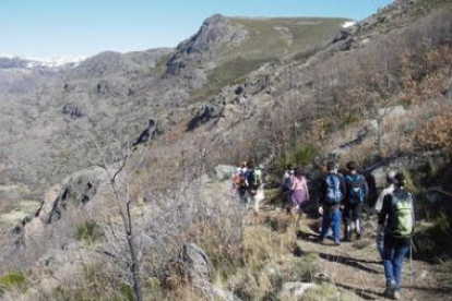 Participantes en una actividad de senderismo en Sanabria organizada por Villaquilambre