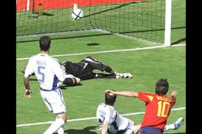 España manejó bien el partido y a los 28 minutos batió a Nikopolidis.