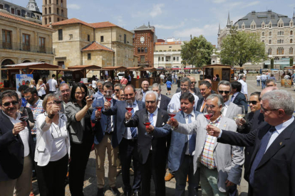 Autoridades y bodegueros brindan en la inauguración de la Feria del Vino Tierra de León.