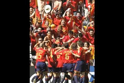 La euforia saltó en el campo y en las gradas donde miles de españoles, entre ellos muchos gallegos, habían aplaudido a los jugadores desde el primer minuto de juego.
