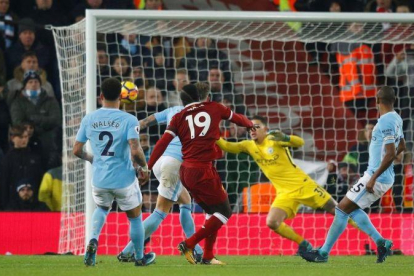 Sadio Mané anota el tercer gol del Liverpool contra el Manchester City.