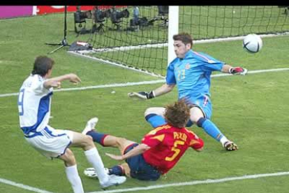 En un despiste de los españoles, llegó el gol de Grecia, a cargo de Charisteas.