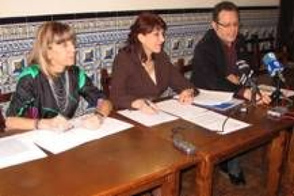 Inmaculada Larrauri, Victorina Alonso y Alfredo Villaverde comparecieron ayer ante la prensa