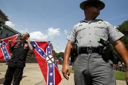 El grupo racista KKK tiene en la bandera confederada uno de sus símbolos.