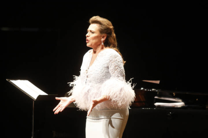 Ainhoa Arteta, durante un concierto en el Auditorio Ciudad de León. MARCIANO PÉREZ