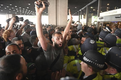 Un grupo de manifestantes irrumpen en el ayuntamiento de Kensington.