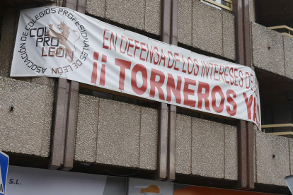 Pancarta por la plataforma logística en una sede de los colegios profesionales. FERNANDO OTERO