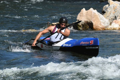 Guillermo Fidalgo compite en la prueba masculina de kayak en el Campeonato de Europa de Aguas Bravas. J. CASARES