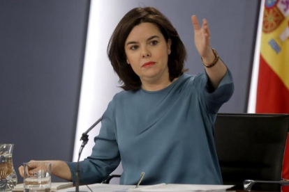 La vicepresidenta en funciones, Soraya Sáenz de Santamaria, durante una rueda posterior al Consejo de Ministros.