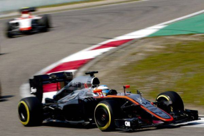 El McLaren de Fernando Alonso durante el Gran Premio de China.