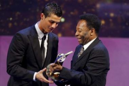 La leyenda del fútbol, Pelé, a la derecha, entrega el premio al Mejor Jugador del 2008 al futbolista