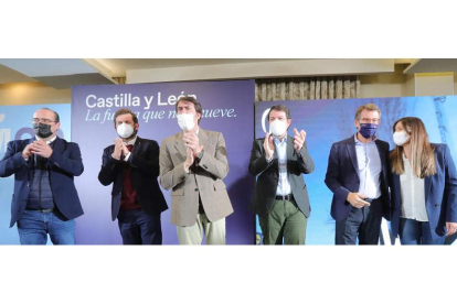 Morala, Vélez, Quiñones, Mañueco, Feijóo y Coelho, ayer noche en el mitin ofrecido por el PP en Ponferrada. L. DE LA MATA