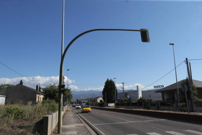 La avenida de Asturias en Columbrianos, a la altura del número 200. ANA F. BARREDO