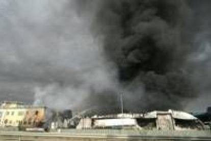 Una intensa columna de humo se eleva sobre la fábrica siniestrada en Venta de Baños