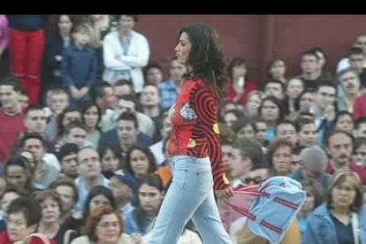 Fueron muchas las personas que se acercaron a la catadral para ver lo último en moda.