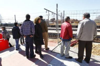 Numerosos leoneses se trasladaron ayer hasta el entorno de la nueva estación para seguir las obras.