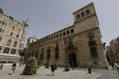 Palacio de los Guzmanes, sede de la Diputación Provincial. FERNANDO OTERO