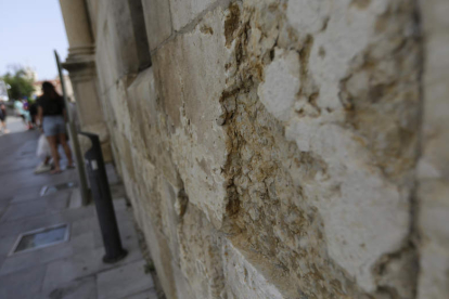 Detalle del ‘mal de la piedra’ que afecta a las fachadas del Los ornamentos están completamente ‘desdibujados’. FERNANDO OTERO