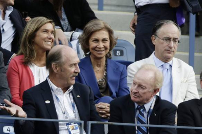 La Reina Sofía acompañada de la ministra de Sanidad, Ana Mato, y el embajador de España en la ONU, Fernando Arias, viendo la final del US Open.