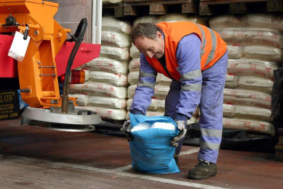 Un operario prepara los sacos de la sal que será utilizada en las calles durante las heladas