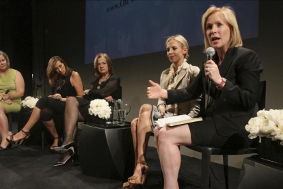 La senadora Kirsten Gillibrand (derecha) habla en un acto en favor de las mujeres, en junio del 2011.