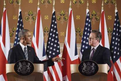 Obama y Cameron, en una rueda de prensa en el ministerio de Exteriores de Londres. ANDY RAIN