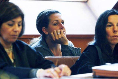 Erika Alonso, en el centro, durante el juicio en el que se le condenó por asesinato.