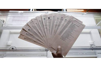 Papeletas listas para las votaciones en un colegio electoral