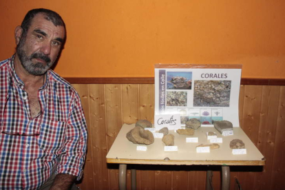 José Antonio Álvarez con algunos de sus fósiles. CAMPOS