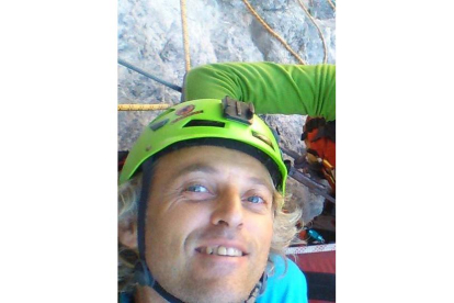 Jesús Calleja se hace un selfie colgado de una pared