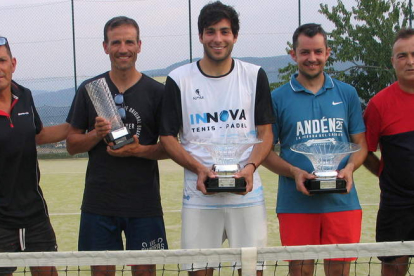 Foto de familia de los finalistas y organizadores del Torneo de Tenis de Villafranca del Bierzo. DL