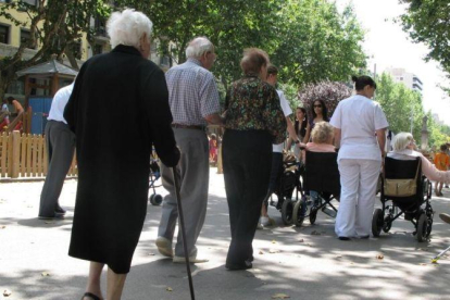 Un grupo de ancianos paseando.