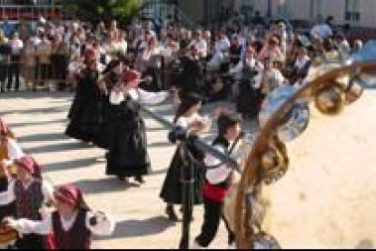 Un grupo de bailes regionales interpretará jotas y rumbas a la salida de misa