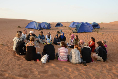 La joven leonesa Alicia Brasa con el grupo de particpantes de Connecting Cultures en el desierto de Omán