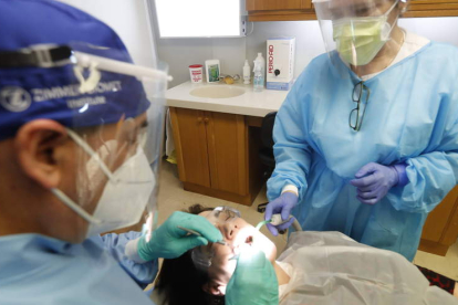 Las clínicas dentales de León refuerzan la protección y la higiene para evitar contagios. RAMIRO