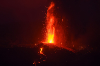 El volcán Cumbre Vieja dos días después de entrar en erupción. EFE/ RAMÓN DE LA ROCHA