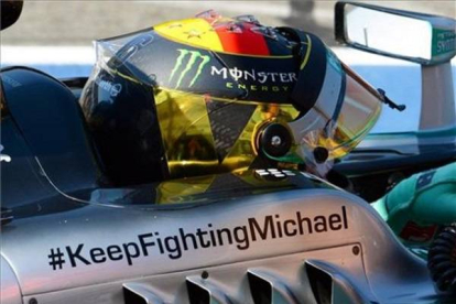 Mensaje de apoyo de Nico Rosberg a Michael Schumacher en el coche con el que ha conseguido la pole.