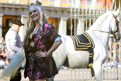 María Lafuente posa con uno de sus diseños en el desfile en la Plaza Mayor de Madrid. BENITO ORDÓÑEZ