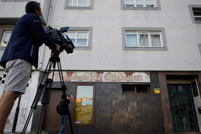 Vista de la panadería donde trabajaba la mujer asesinada en A Coruña. CABALAR