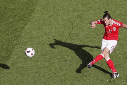 Gareth Bale centra durante el partido disputado por Gales e Irlanda del Norte en París.