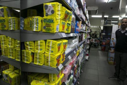 Una estantería con compresas, en un supermercado.