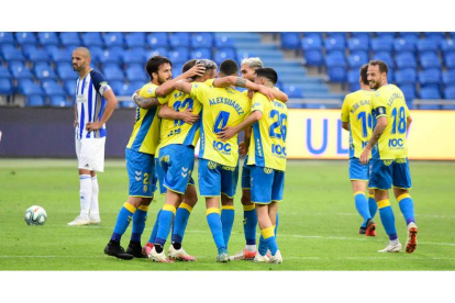 La Unión Deportiva celebra el primero de los dos goles anotados por Juanjo Narváez en los últimos instantes del duelo de ayer en el estadio de Gran Canaria. SABRINA