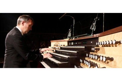 Olivier Latry, organista de la catedral de Notre Dame, durante el recital que dio el año pasado en el Festival de Órgano de León. FERNANDO OTERO