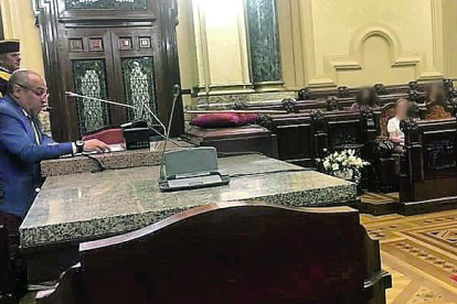 Chero Celemín oficia los enlaces en el salón de plenos de María Pita en una mesa presidencial con tres piedras de granito. DL