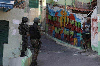 Soldados brasileños durante un operativo en Río de Janeiro.