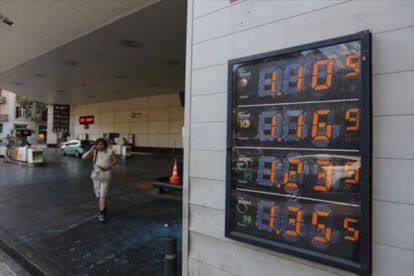Precios de los carburantes expuestos en una gasolinera de Barcelona.
