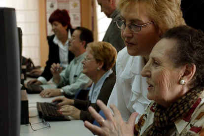 Un curso para enseñar a personas mayores tecnología digital. J.M. GARCÍA