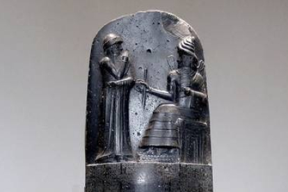 El Código de Hammurabi es la primera fuente histórica de la adopción y de la gestación subrogada.