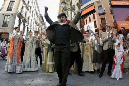 Chulapos y chulapas interpretaron algunos de los números musicales de 'La Revoltosa', del maestro Chapí, en la calle Mayor de Madrid, en motivo de las fiestas de San Isidro.